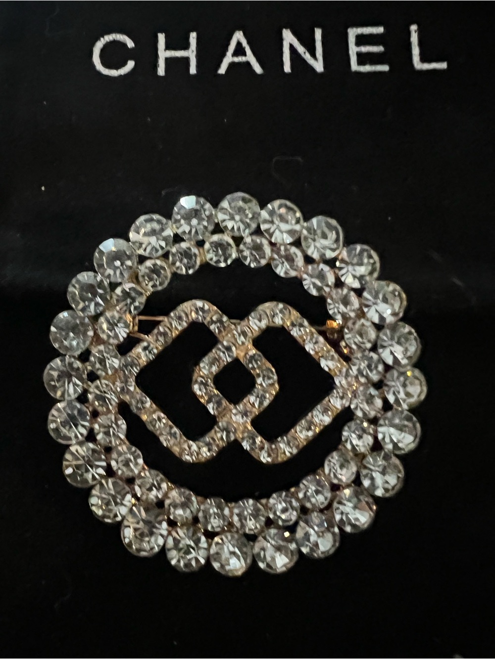 CHANEL Clear Crystal Double CC-Inspired Round Brooch - Picture 4 of 6